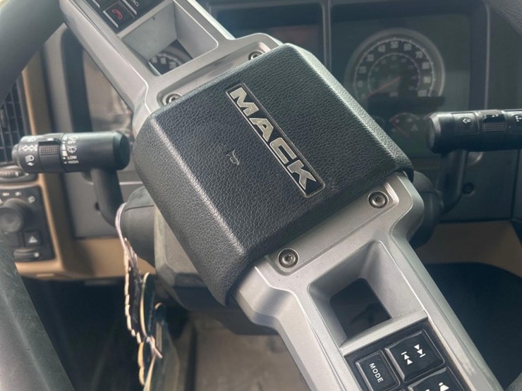 2020-mack-gr64f9-quad/a-dump-truck-image-23