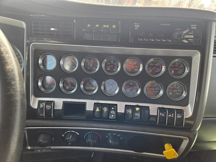 2015-kenworth-t800-image-67