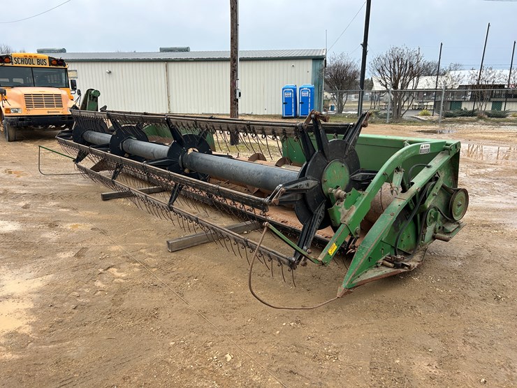 john-deere-220-image-1