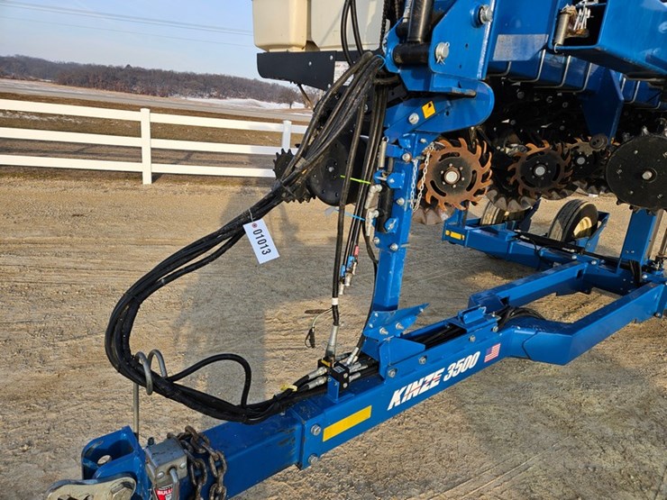 2021-kinze-3500-image-10
