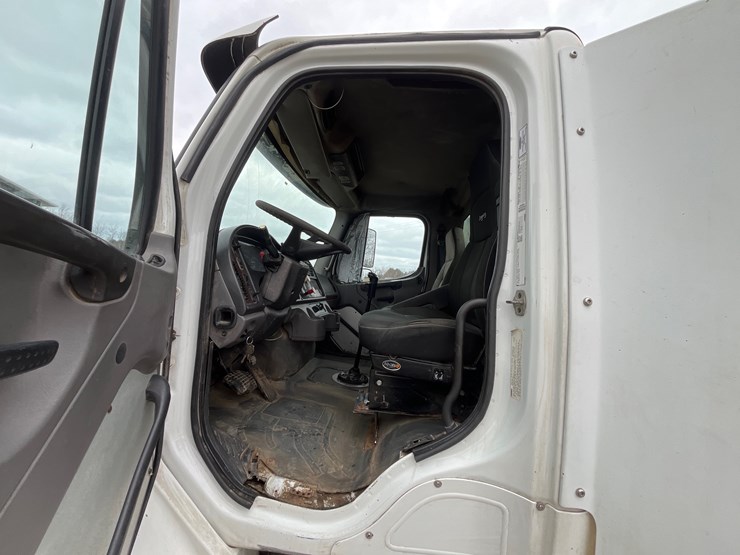 #4882-•-2004-freightliner-business-class-m2-image-25