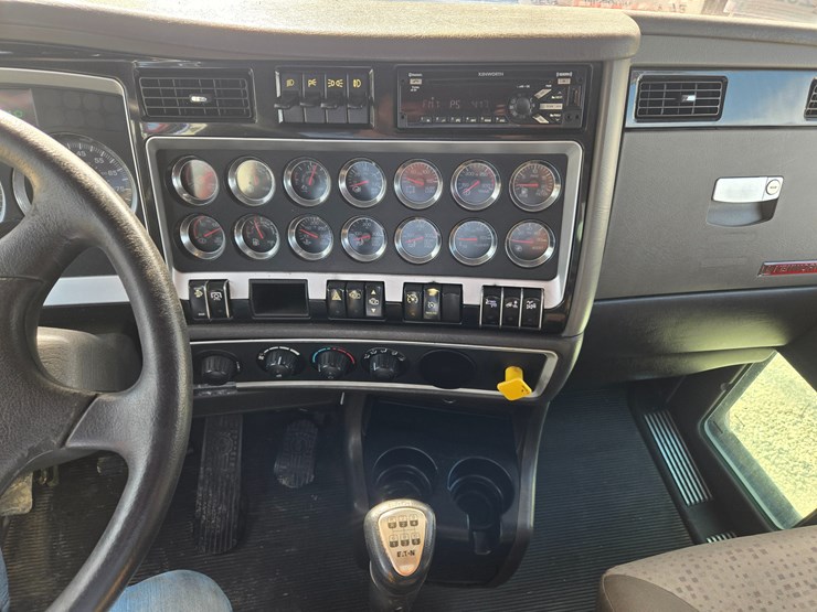 2015-kenworth-t800-image-66