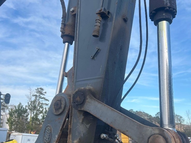 deere-240d-lc-image-24