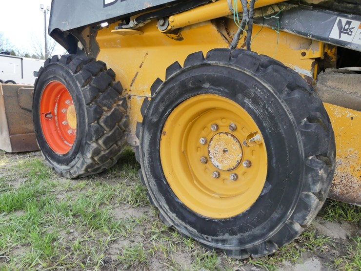 2010-deere-318d-image-6