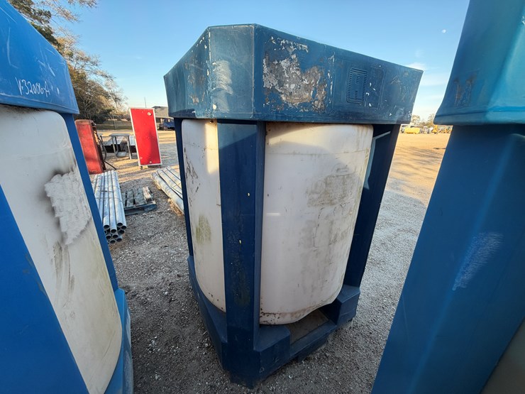 #5135-•-300-gallon-water-tank,-skid-mounted-image-1