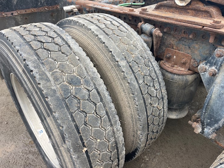 #4882-•-2004-freightliner-business-class-m2-image-14