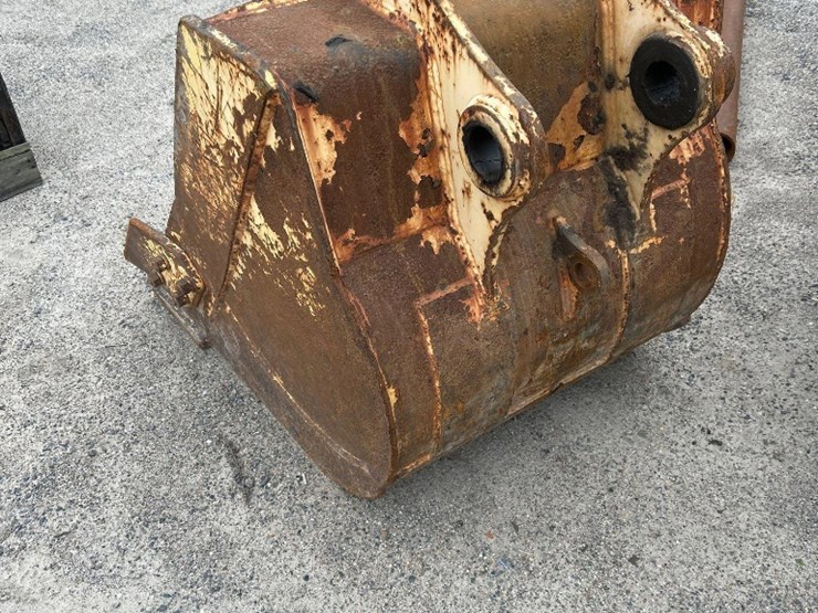 hydraulic-excavator-36in-bucket-image-2