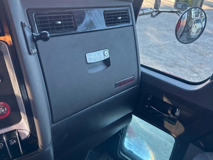 2019-kenworth-t800-image-26