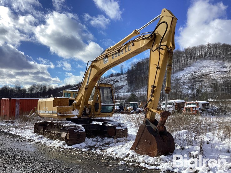 1993-deere-690e-image-3