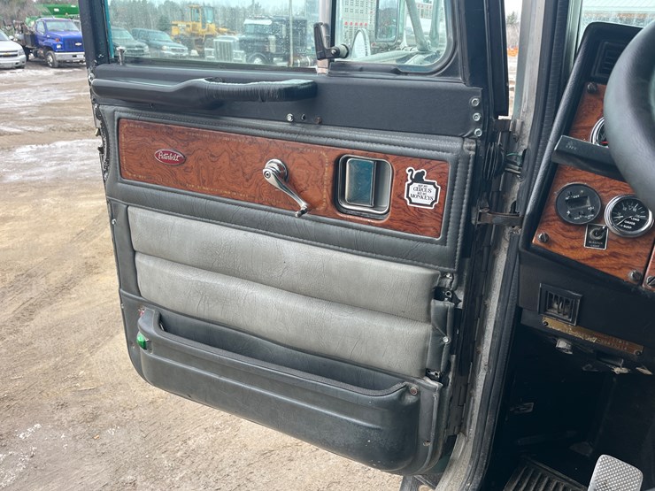 1998-peterbilt-379-image-43