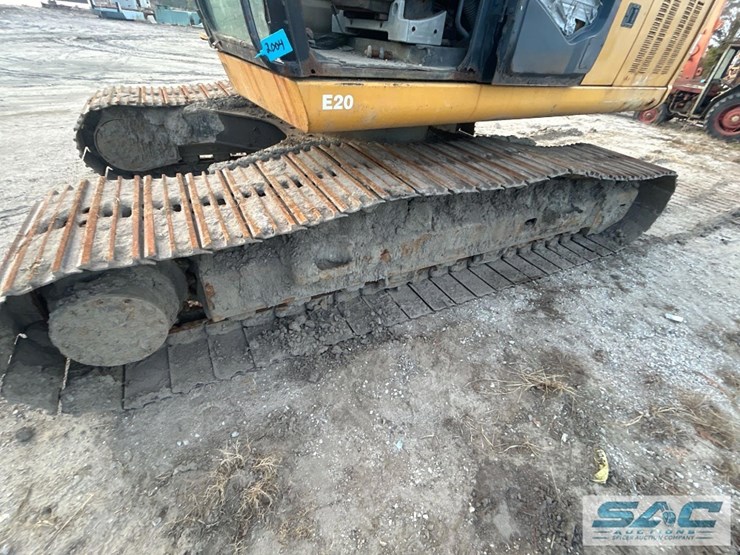 deere-240d-lc-image-15