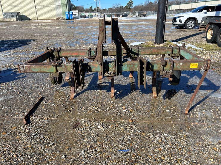 #37772-•-chatanooga-7-row-12”-chisel-plow-image-1