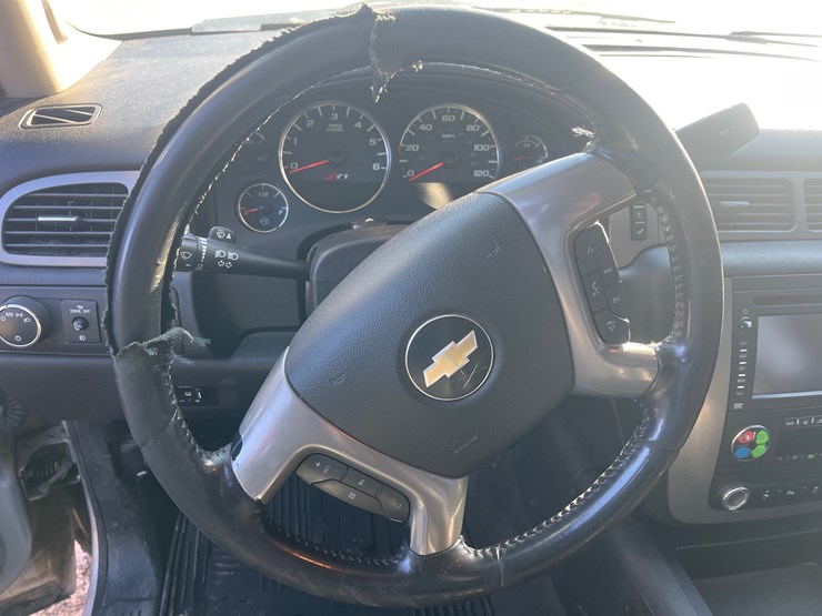 2013-chevrolet-suburban-image-16