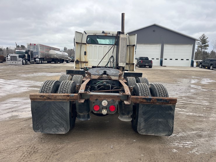 #4882-•-2004-freightliner-business-class-m2-image-4