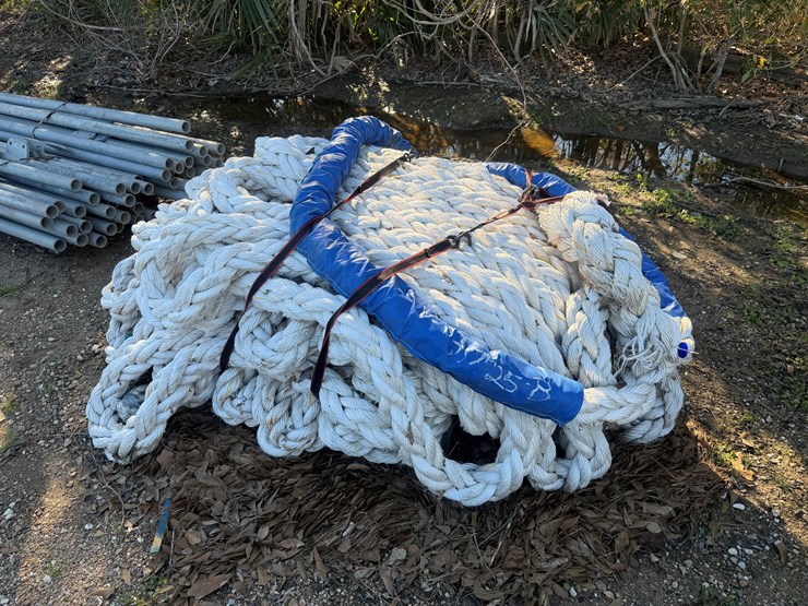 #5123-•-pallet-of-unused-boat-rope-with-loop-on-lens-image-1