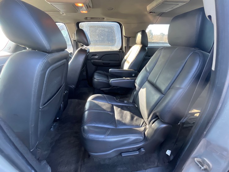 2013-chevrolet-suburban-image-19