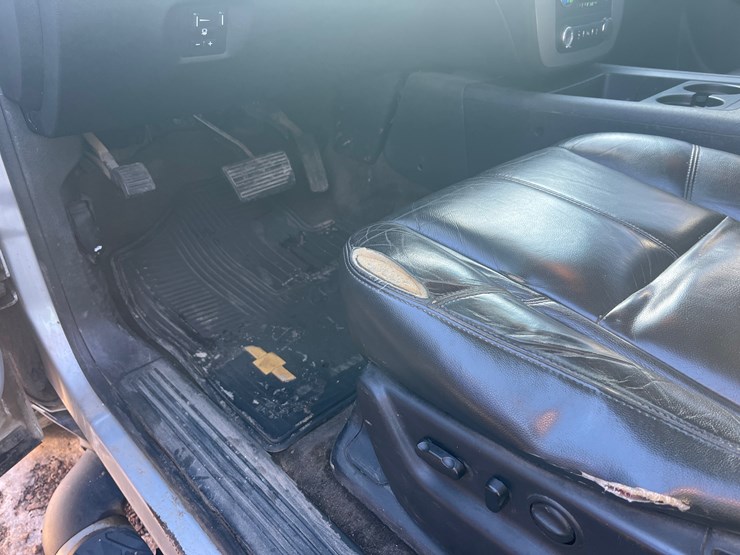 2013-chevrolet-suburban-image-17