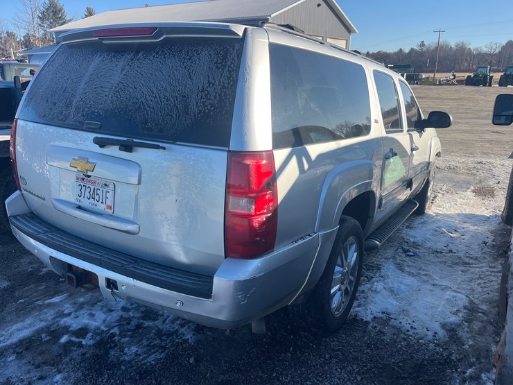 2013-chevrolet-suburban-image-4