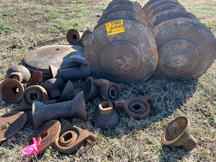 #37602-•-lot-of-disk-blades-&-mis-parts-image-1