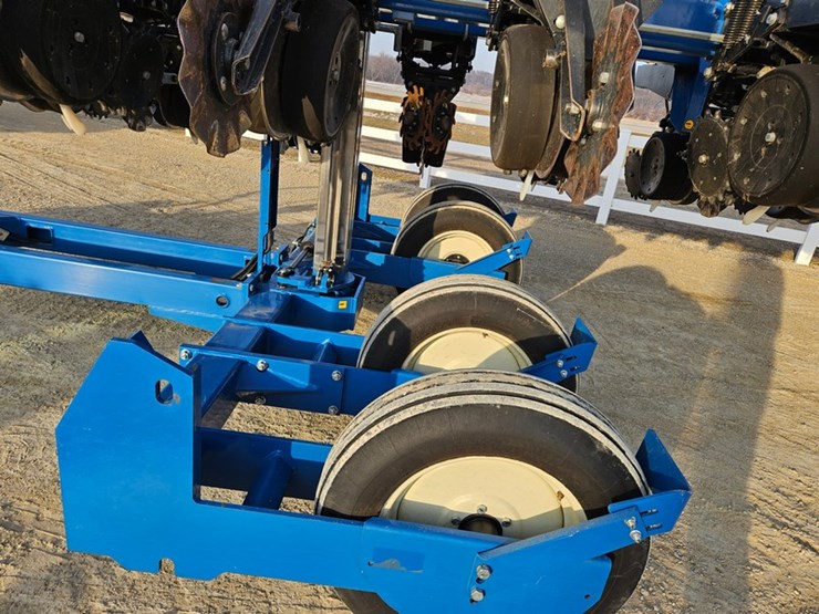 2021-kinze-3500-image-30