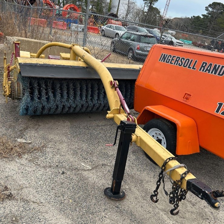 7FT PULL BEHIND BROOM