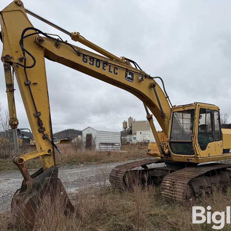 1993 DEERE 690E