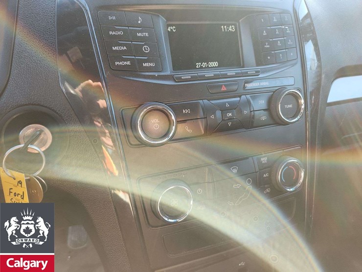 2019-ford-explorer-image-17