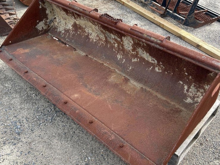 john-deere-c84-84in-skid-steer-bucket-image-1