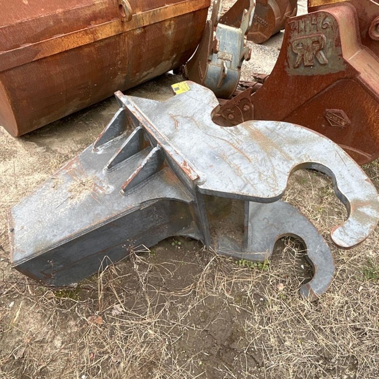 HYDRAULIC EXCAVATOR DRIVER ATTACHMENT