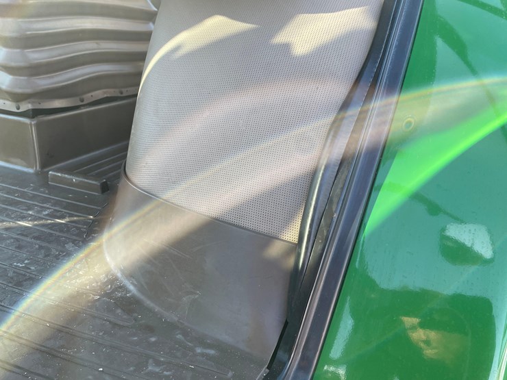 2012-john-deere-8235r-image-29