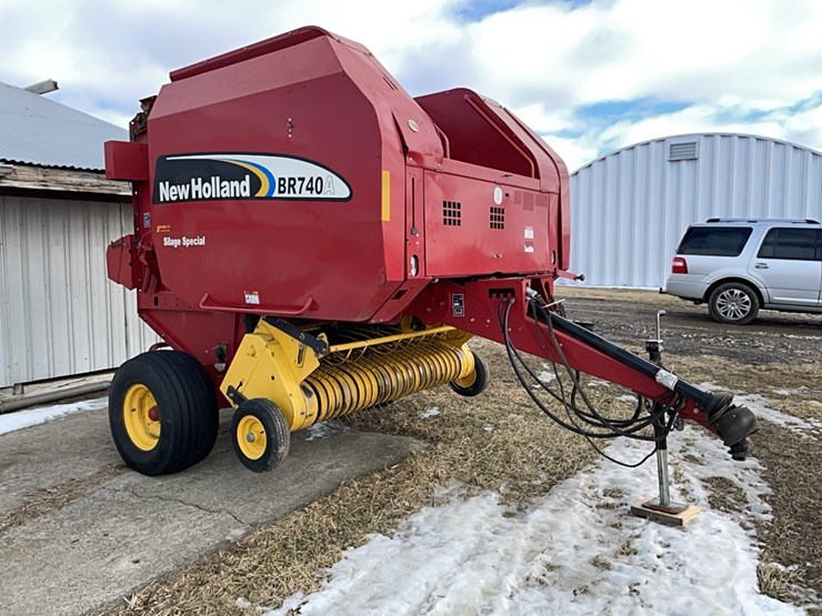 new-holland-br740a-image-7