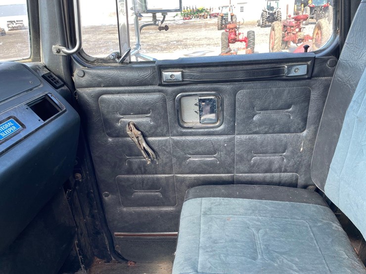 tag-#442,-1993-volvo-semi-tractor-image-30