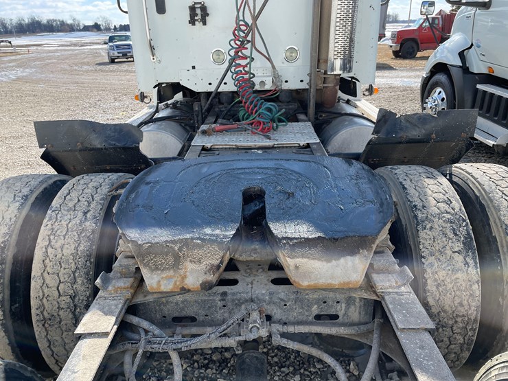 tag-#412,-2013-freightliner-semi-image-13