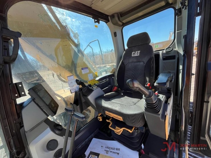 2022-caterpillar-320-image-21