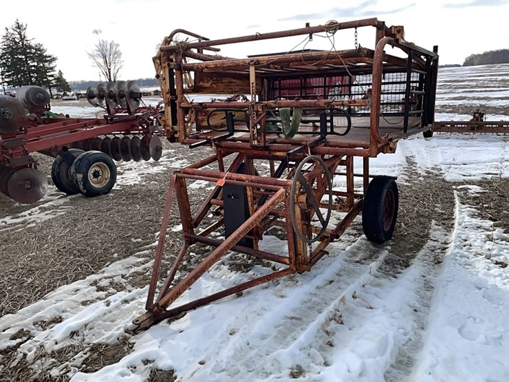 tag-#128,-portable-cattle-chute-w/head-gate-image-1