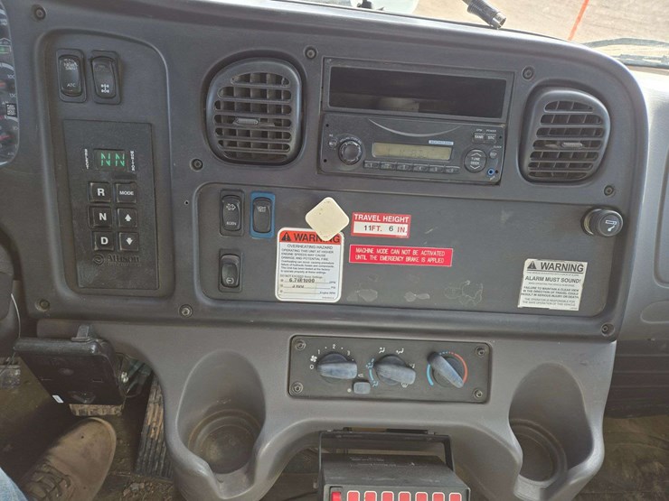 2013-freightliner-m2-106-image-42