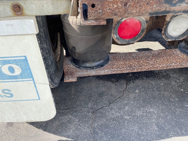 tag-#442,-1993-volvo-semi-tractor-image-10