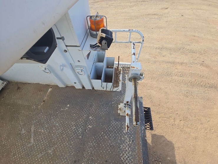 2013-freightliner-m2-106-image-25