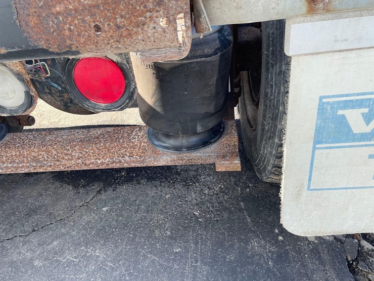 tag-#442,-1993-volvo-semi-tractor-image-11