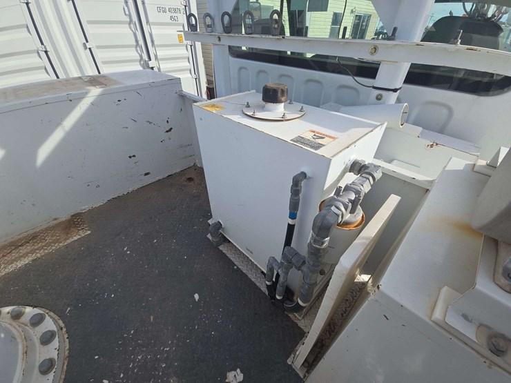 2013-freightliner-m2-106-image-21