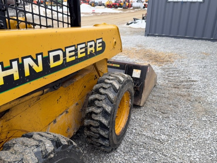 2005-john-deere-240-image-11