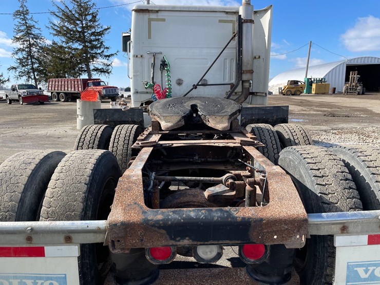 tag-#442,-1993-volvo-semi-tractor-image-9