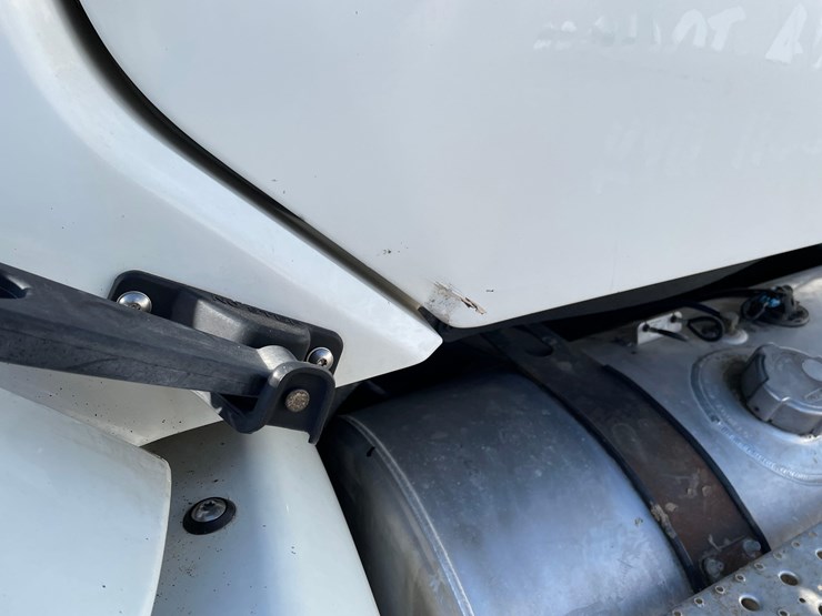 tag-#412,-2013-freightliner-semi-image-5