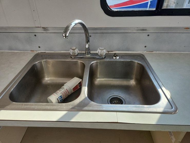 loadmaster-28'-kitchen-trailer,-enclosed,-tandem-axle,-windows,-water-heater,-counters,-sink-image-10