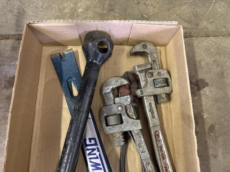 hatchet,-bar,-wrenches-image-3