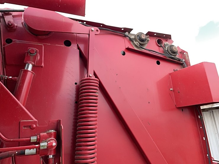 new-holland-br740a-image-16