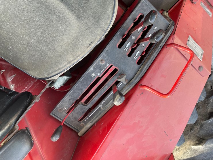 tag-#312,-1981-ih-886-diesel-tractor-image-26