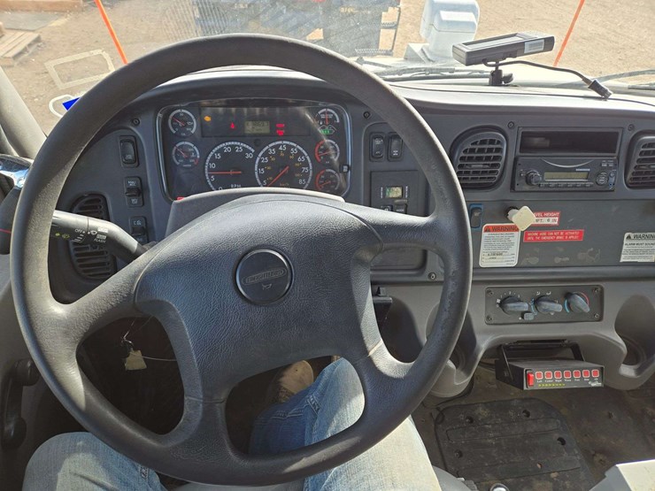 2013-freightliner-m2-106-image-41