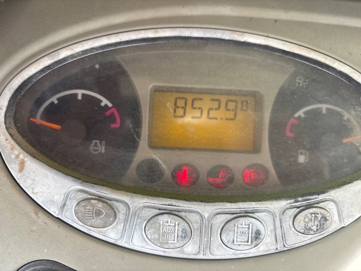 2009-bobcat-s150-image-15