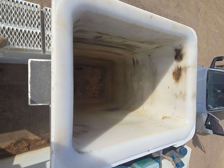 2013-freightliner-m2-106-image-35